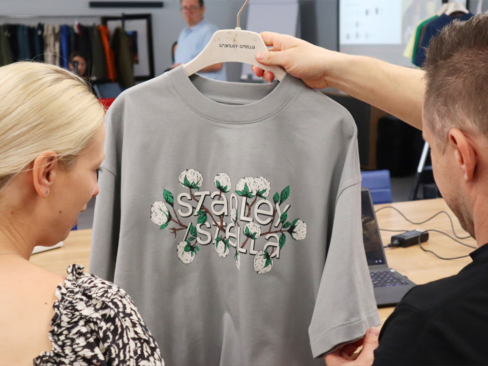 Promotional Stanley/Stella t-shirt presentation at a Lynka meeting