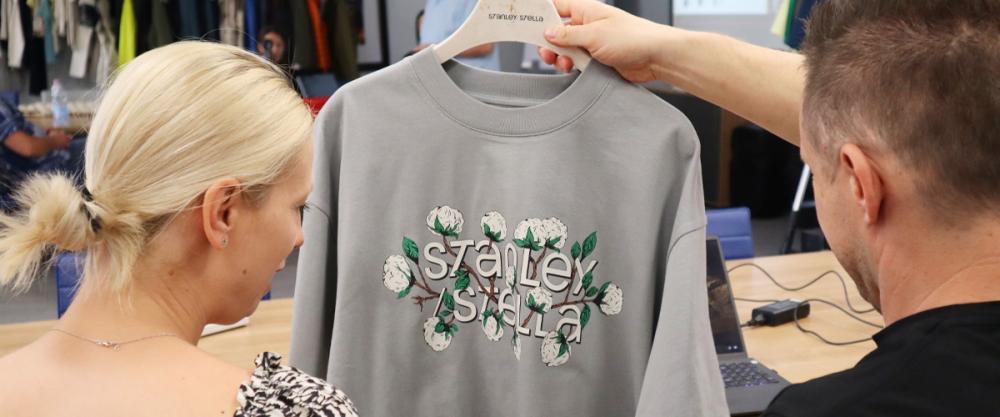 Promotional Stanley/Stella t-shirt presentation at a Lynka meeting