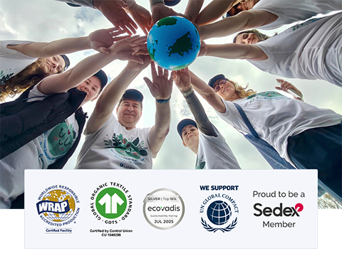 Pracownicy Lynka symbolicznie łączą dłonie wokół globu, podkreślając działania firmy na rzecz zrównoważonej produkcji i certyfikowanych standardów.