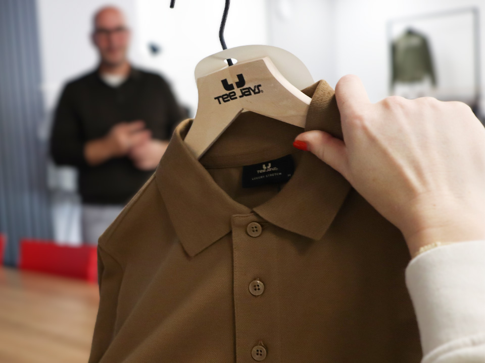 Prezentacja koszulki odzieży promocyjnej podczas spotkania w Lynka.