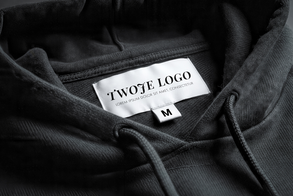 Relabeling – przygotowanie odzieży z wymianą metki producenta na metkę klienta.