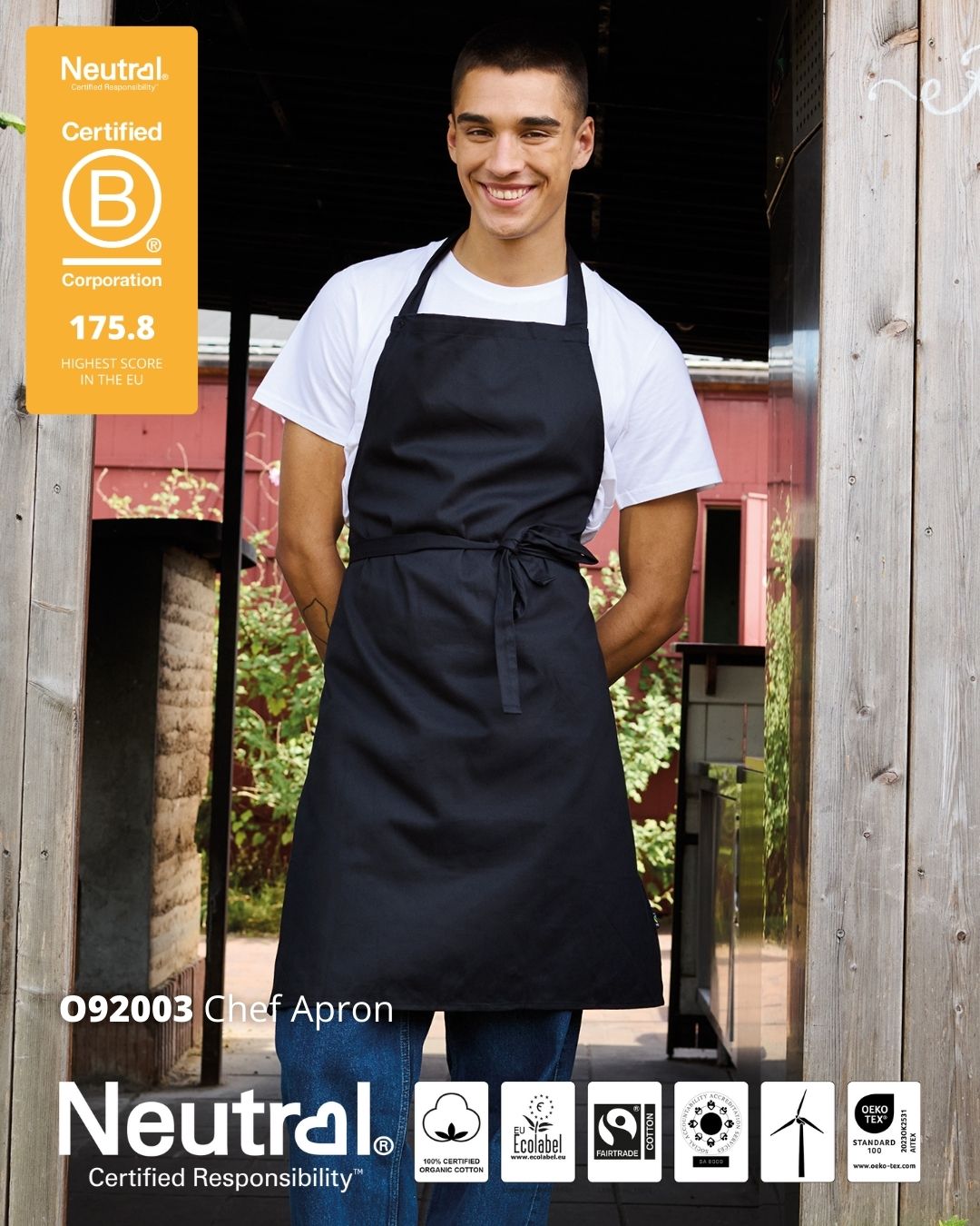 Mężczyzna w czarnym fartuchu Neutral Chef Apron. Grafika zawiera certyfikat B Corp z wynikiem 175.8 oraz logotypy Fairtrade, EU Ecolabel i Oeko-Tex.