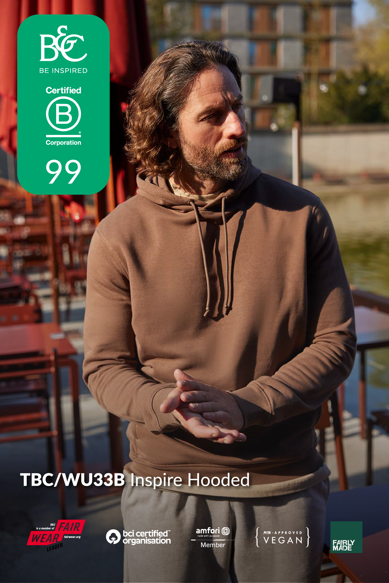 Mężczyzna w brązowej bluzie B&C Inspire Hooded. Produkt z certyfikatami B Corp, Fair Wear oraz PETA-Approved Vegan.