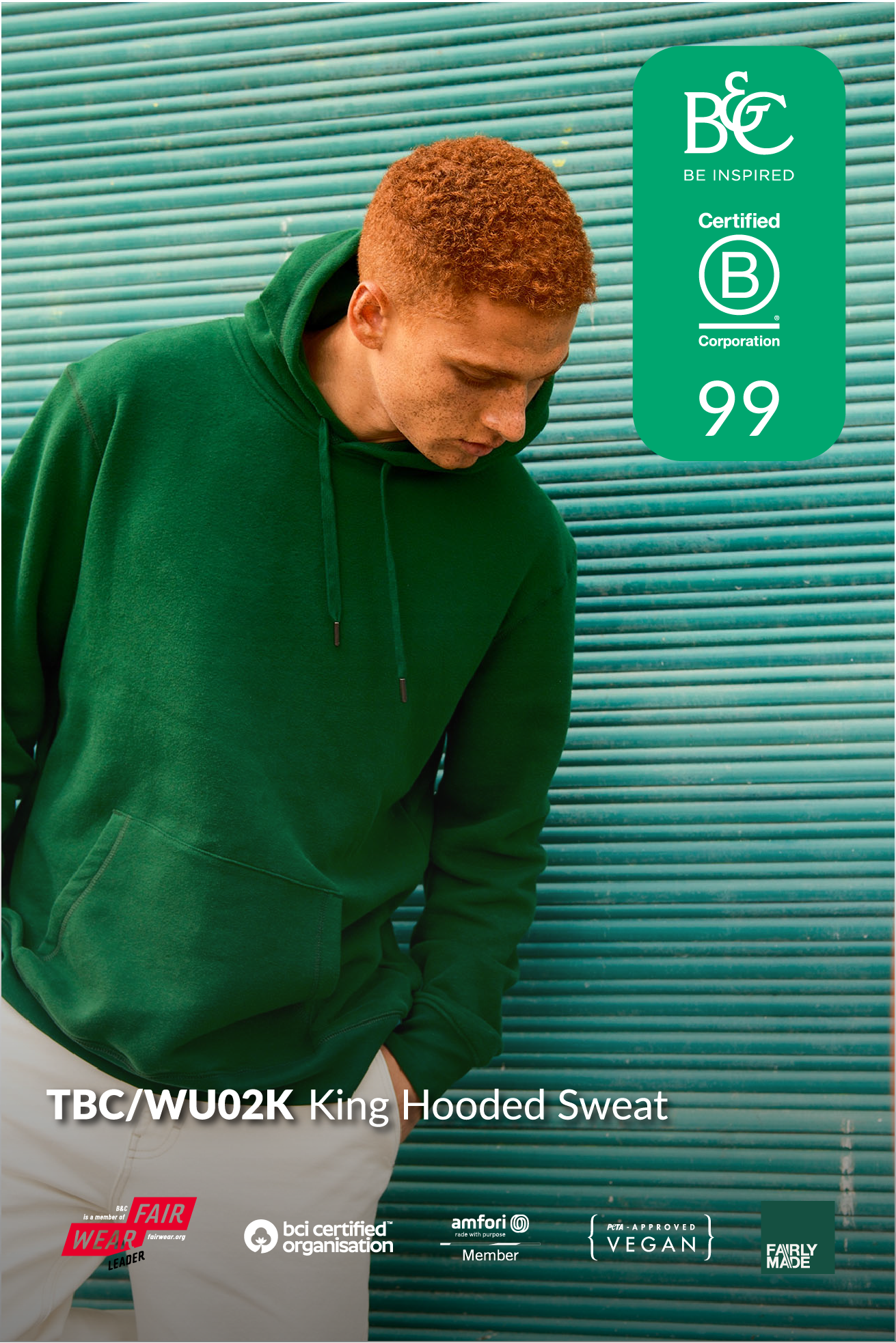 Mężczyzna w zielonej bluzie z kapturem B&C King Hooded Sweat. Widoczne logo B Corp oraz certyfikaty Fair Wear i Vegan.