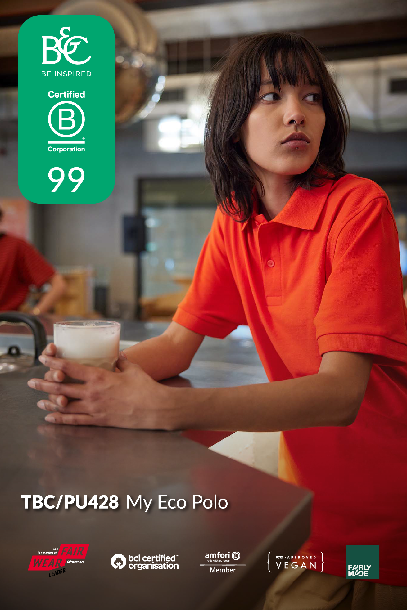 Kobieta w pomarańczowej koszulce polo B&C My Eco Polo. Grafika zawiera certyfikat B Corp (99 pkt) oraz oznaczenia ekologiczne.