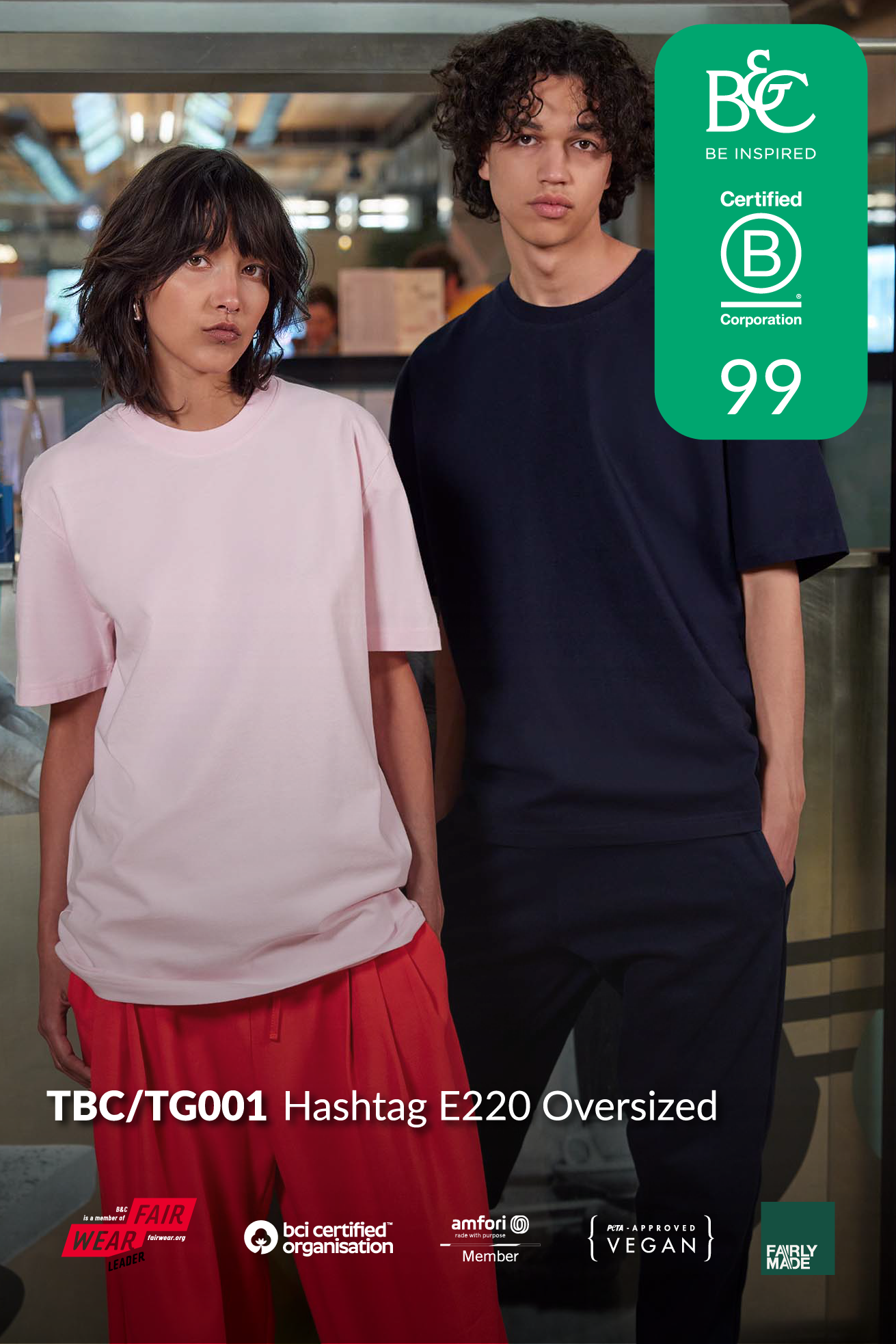 Dwie osoby w koszulkach B&C Hashtag E220 Oversized (różowa i granatowa). Odzież z certyfikatem B Corp i Fair Wear.