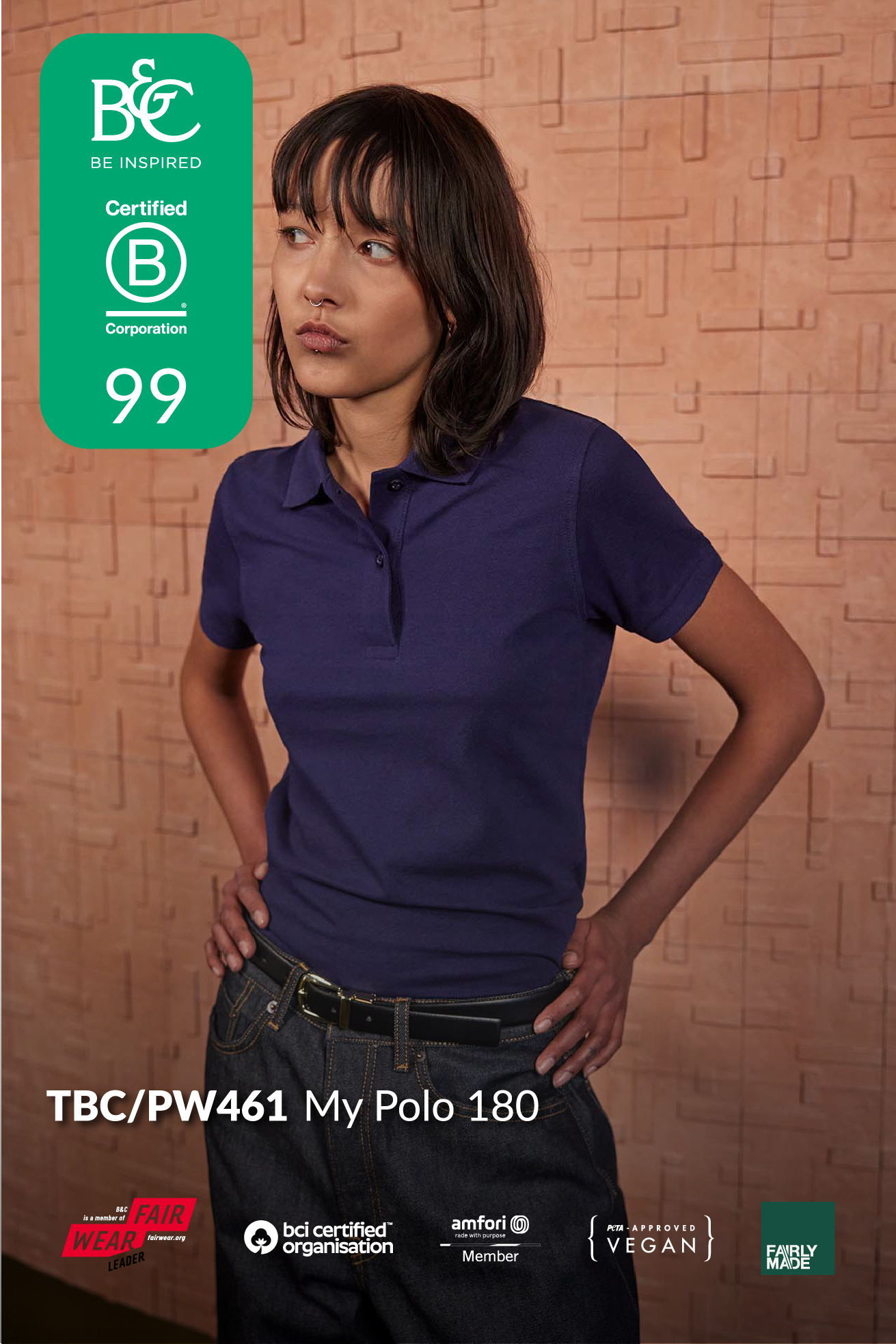 Kobieta w granatowej koszulce polo B&C My Polo 180. Widoczne oznaczenia ekologiczne: B Corp, Vegan i Fair Wear.