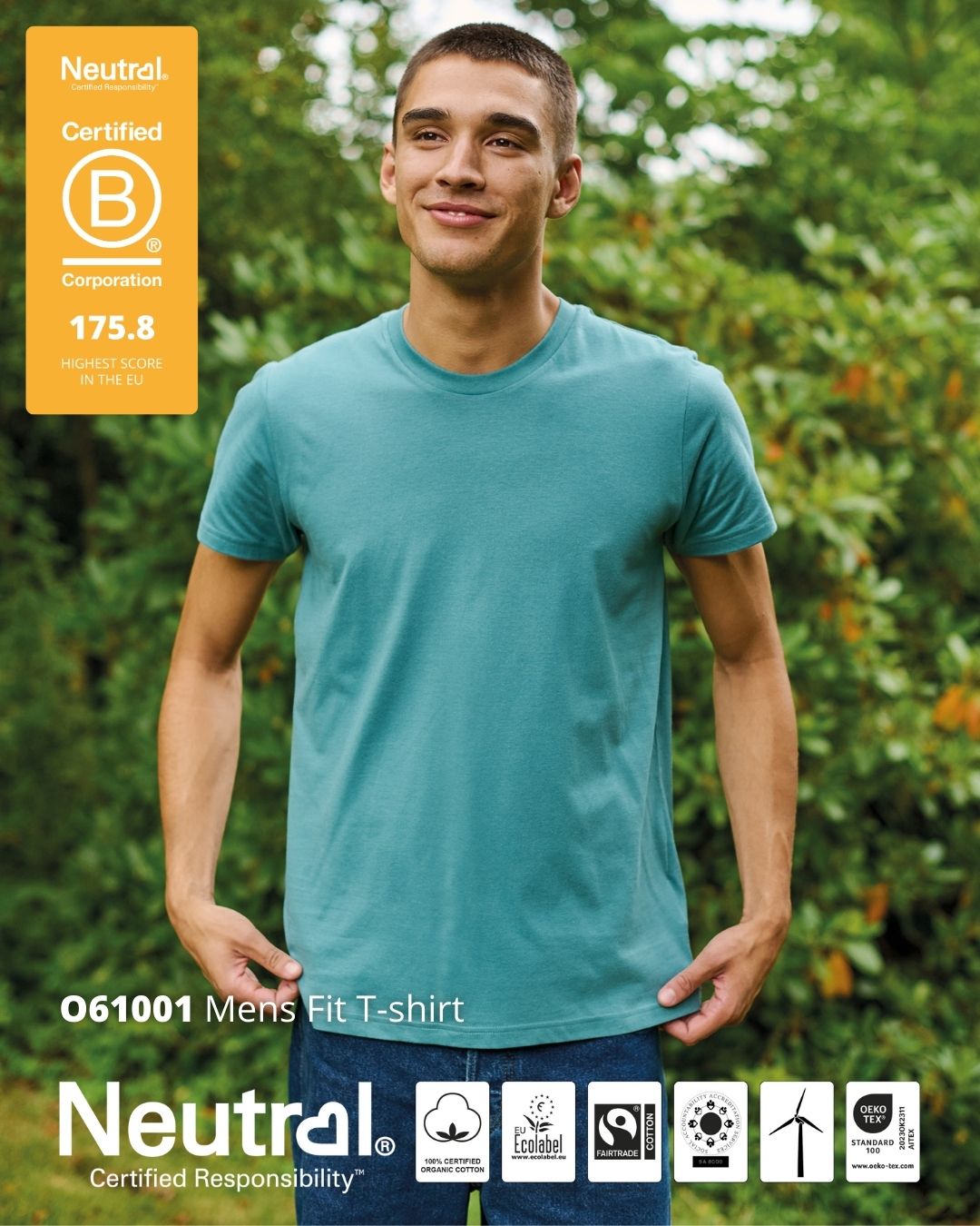 Mężczyzna w morskim T-shircie Neutral Mens Fit. Ekologiczna bawełna z certyfikatami B Corp (wynik 175.8), Fairtrade i EU Ecolabel.