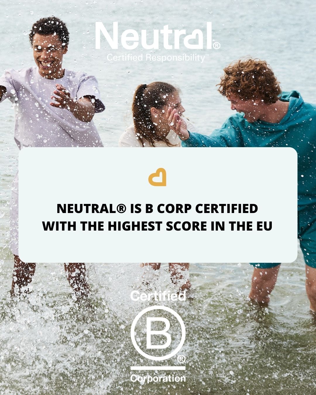 Trzy uśmiechnięte osoby bawiące się w wodzie. Napis informuje, że marka Neutral posiada certyfikat B Corp z najwyższym wynikiem w UE. Widoczne logo B Corporation.