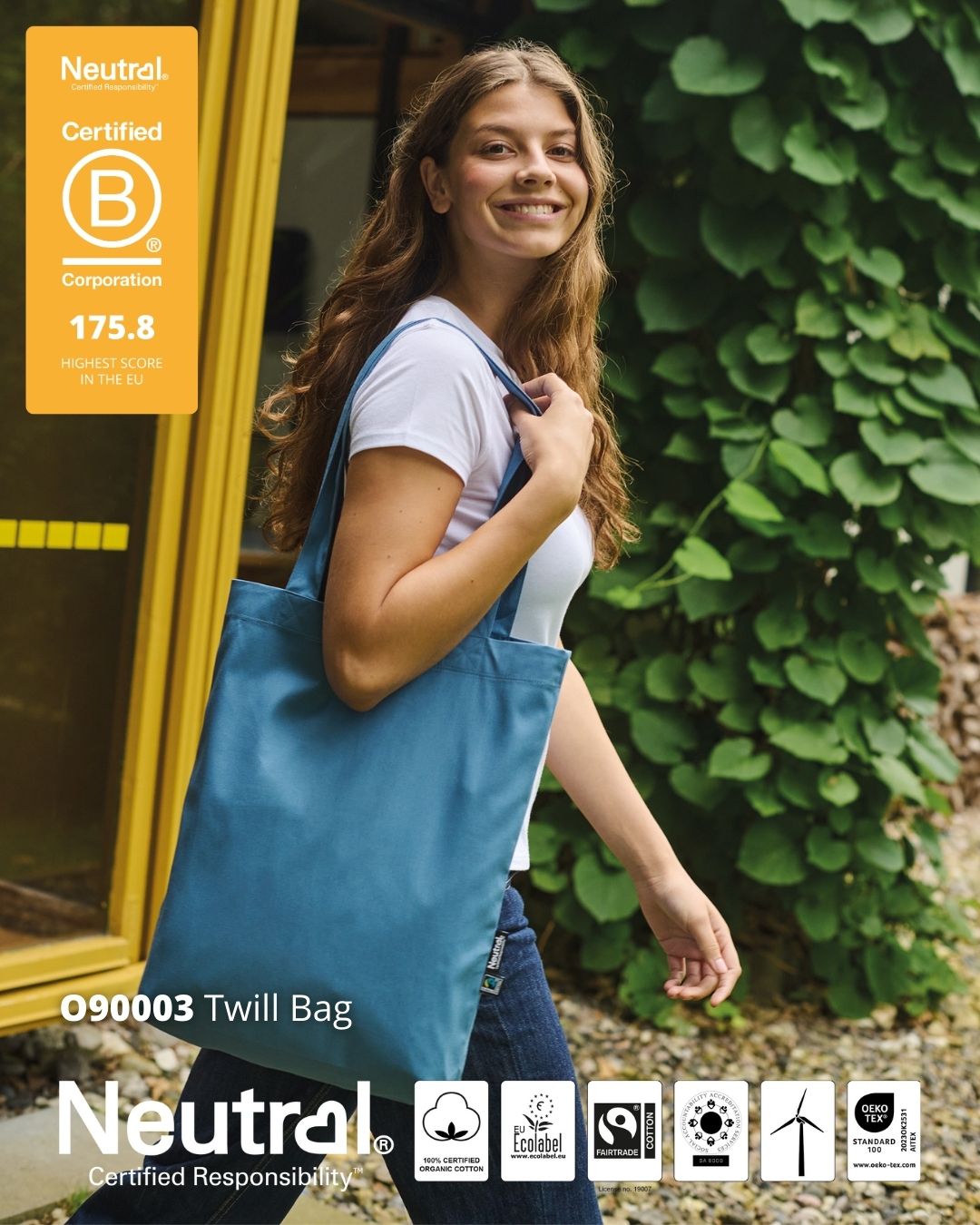 Kobieta niosąca niebieską torbę bawełnianą Neutral Twill Bag. Produkt ekologiczny z certyfikatami B Corp, Fairtrade i Oeko-Tex.
