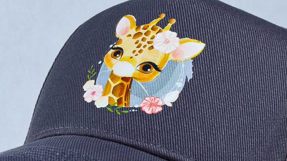 Nadruk DTG/DTF kolorowej grafiki na czapce &ndash; przykład druku cyfrowego na odzieży