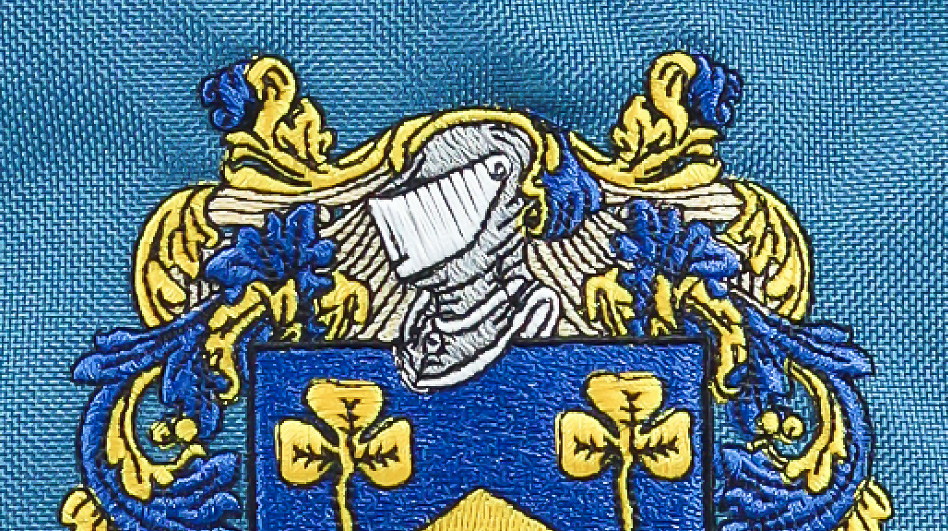 Haft komputerowy logo na materiale tekstylnym &ndash; przykład zdobienia odzieży