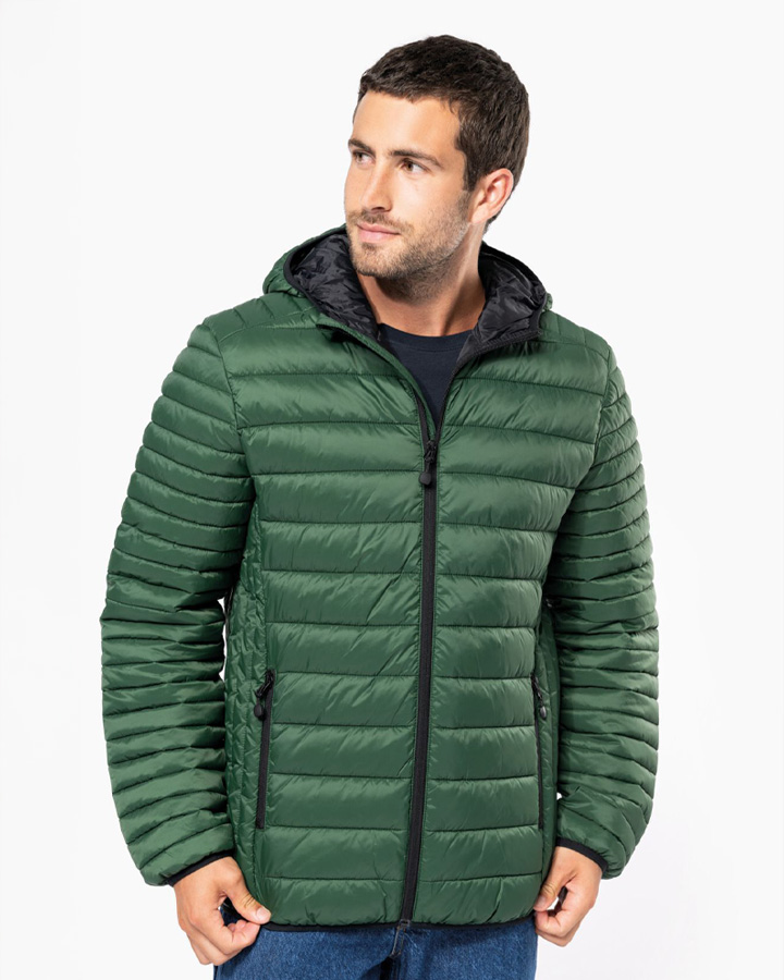 Kurtki promocyjne – mężczyzna w zielonej pikowanej kurtce do brandingu.