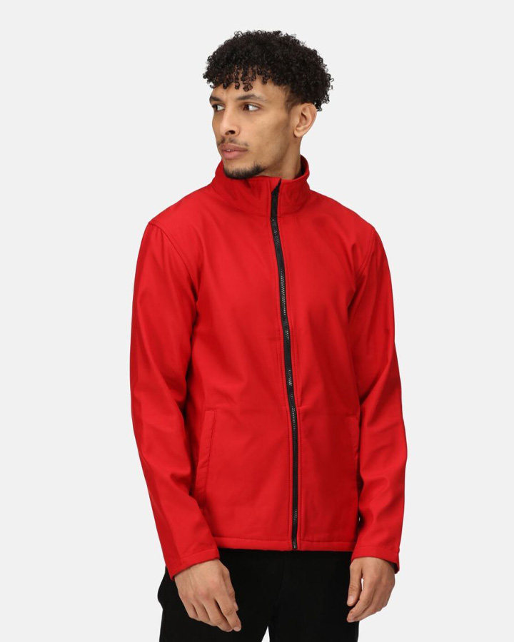 Softshelle reklamowe – model w czerwonej softshellowej kurtce idealnej pod logo.