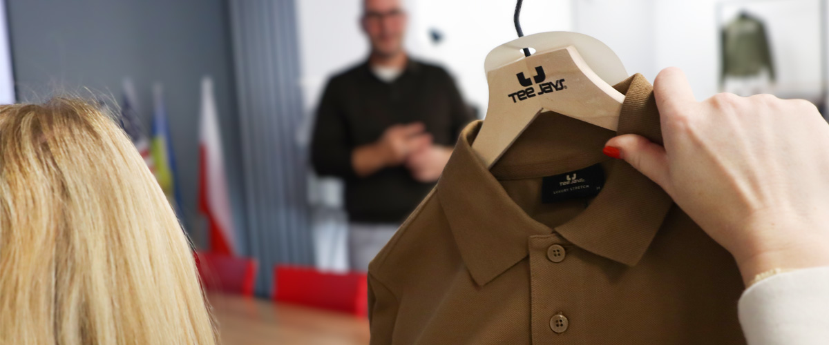 Prezentacja koszulki odzieży promocyjnej podczas spotkania w Lynka.